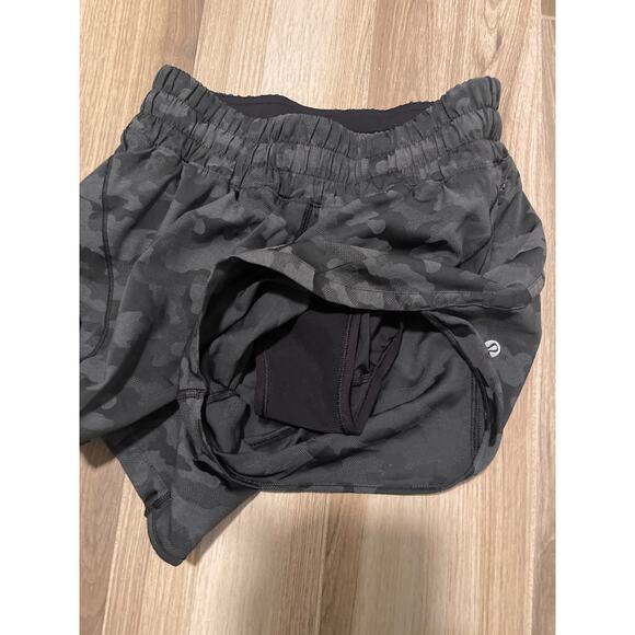 Lululemon Track That Mid-Rise Short 5"
Black / Obsidian Size 6 - Picture 9 of 10